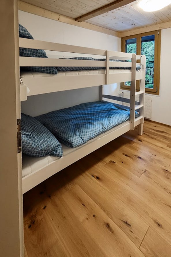 Nuestra litera, ¡perfecta para los aventureros de todas las edades! Con amplias camas de 90 x 200 cm, ofrece comodidad tanto para adultos como para niños. 
¡Reserva ahora y haz realidad tus espacios de aventura!