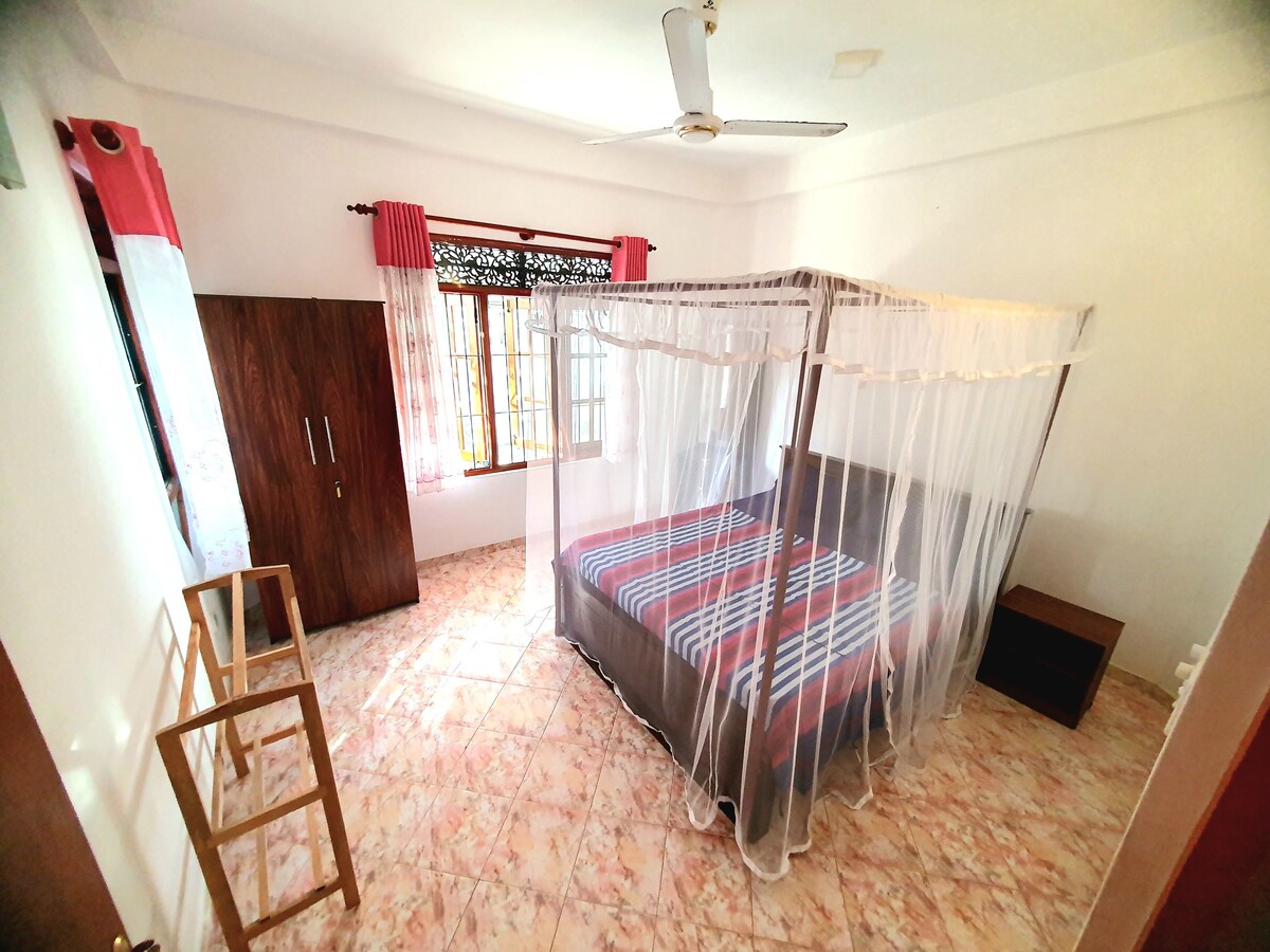 Hemos mejorado nuestra habitación. 
Esta es la nueva habitación con cama con dosel.