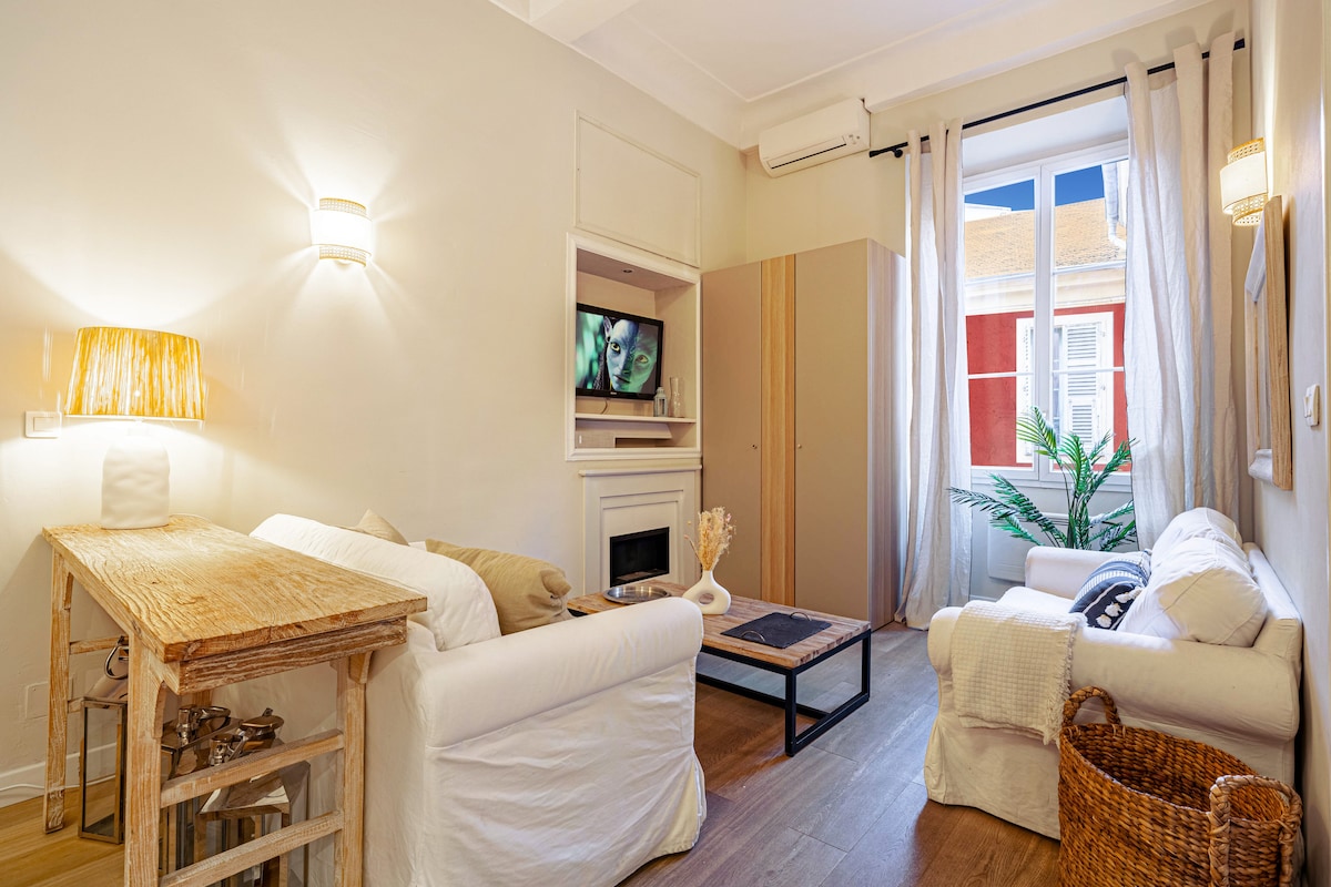 Zona giorno con divano letto per ospiti aggiuntivi e TV.