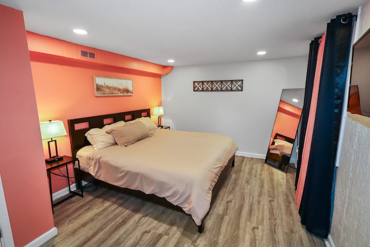 Секој од нашите спални апартмани има една соба со полн кревет, една соба со брачен кревет (широк 150-179 см), приватен работен простор и приватна сопствена бања. 