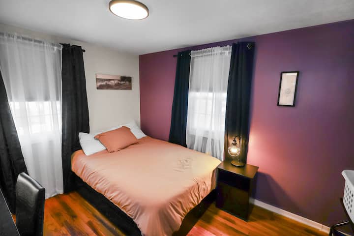 Секој од нашите спални апартмани има една соба со полн кревет, една соба со брачен кревет (широк 150-179 см), приватен работен простор и приватна сопствена бања. 