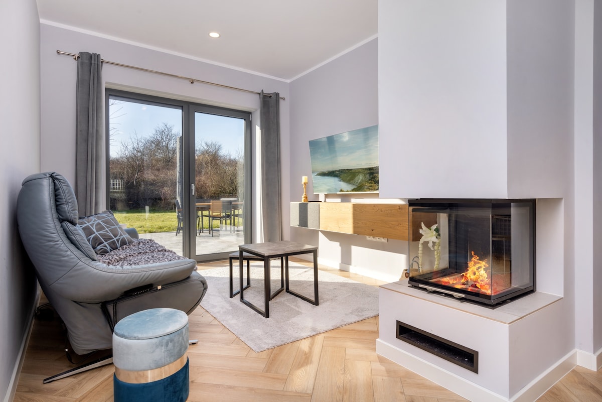 Leistungsstarkes Airbnb: Vacation home Elisa, house with fireplace, sauna, terrace in Dranske