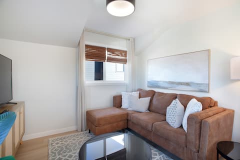 Top performing Airbnb: 2 Bedroom Carriage House w/ AC & Waterfront Views in Airdrie