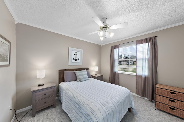 Tretia spálňa s veľkou posteľou a stropným ventilátorom pre väčšie pohodlie