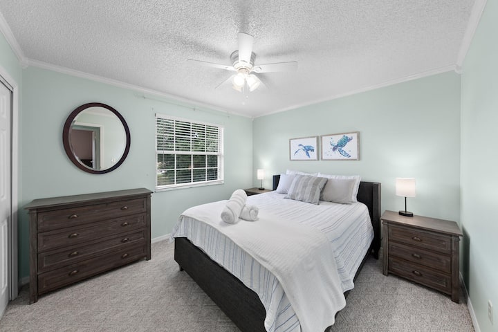 Spálňa pre prvého hosťa s manželskou posteľou Queen a čistou posteľnou bielizňou. Zásuvky na nabíjanie sú vedľa všetkých lôžok.