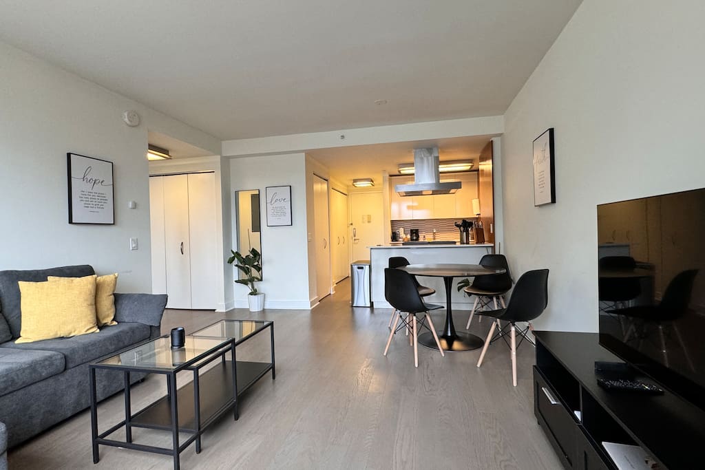 Modern Comforts: Central & Cozy.