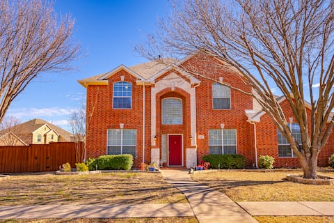 Spacious and Fun!  2Gamerooms, billiard & hot tub!