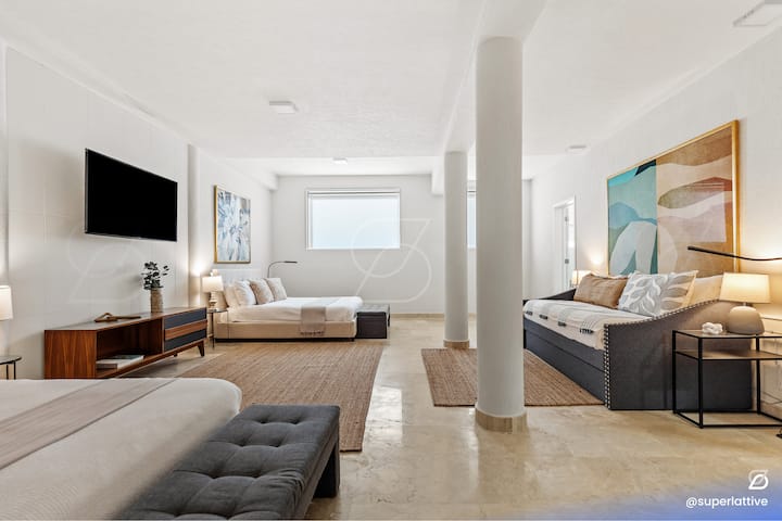 Dhoma dytësore është aq e gjerë sa ka 2 krevate dopio dhe një divan krevat.