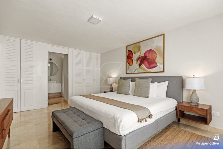 Dhoma kryesore e gjumit ka një krevat dopio "king".