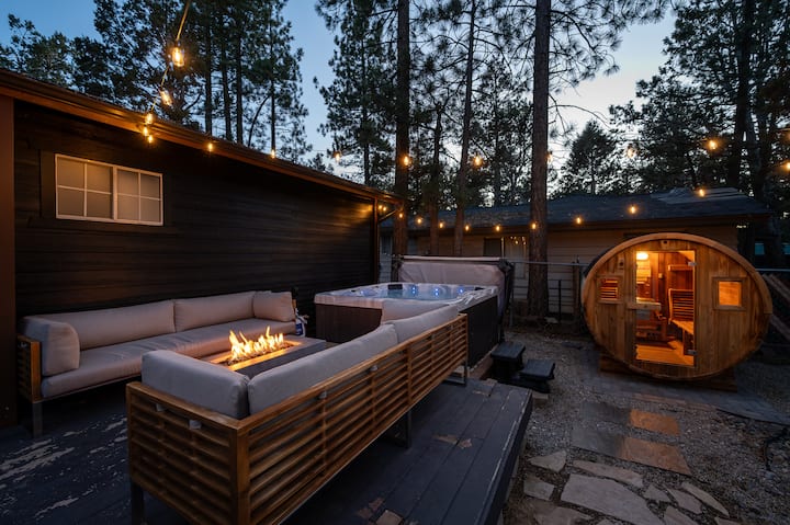 Alpine Oasis: Sauna, Golf, Jacuzzi, GameRoom, A/C! - Houses for