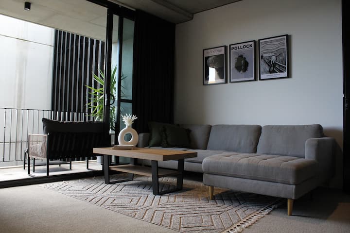Relaxation Calls In This Warehouse-style Retreat! - Queanbeyan
