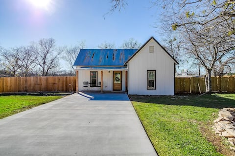 Cottage on the hill- with hot tub!