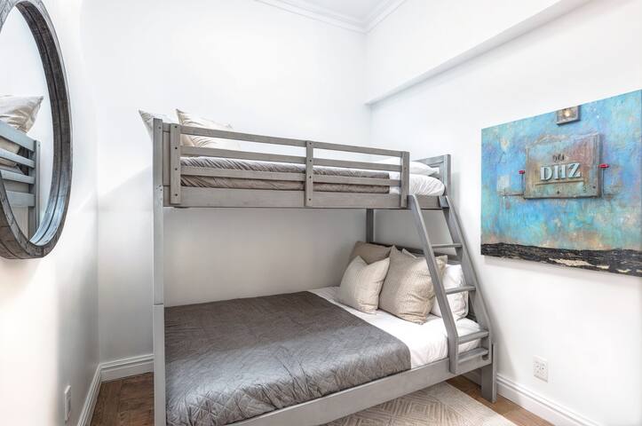 Spacious and Central + Roofdeck gallery image 4