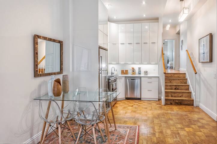 Spacious and Central + Roofdeck gallery image 2