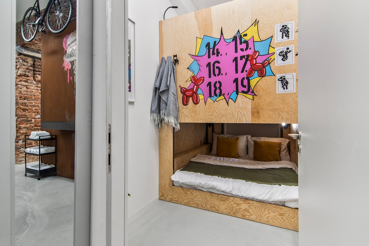 Este es el segundo dormitorio con una caja con tres camas dobles.