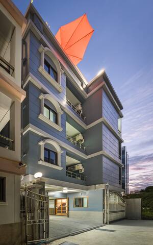 Near ChidLom BTS & CentralWorld + Airport Transfer gallery image 3