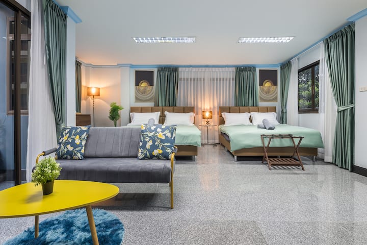 En el tercer piso, descubre una lujosas camas de dos reyes y una suite con cama tamaño queen con cómodos colchones, una generosa sala de estar con un televisor de 55pulgadas y un escritorio de estudio; que ofrece impresionantes vistas a la ciudad y su propio balcón (3rd FL). 