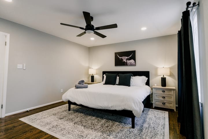 Svetlá a veľká hlavná spálňa s pripojenou hlavnou spálňou.