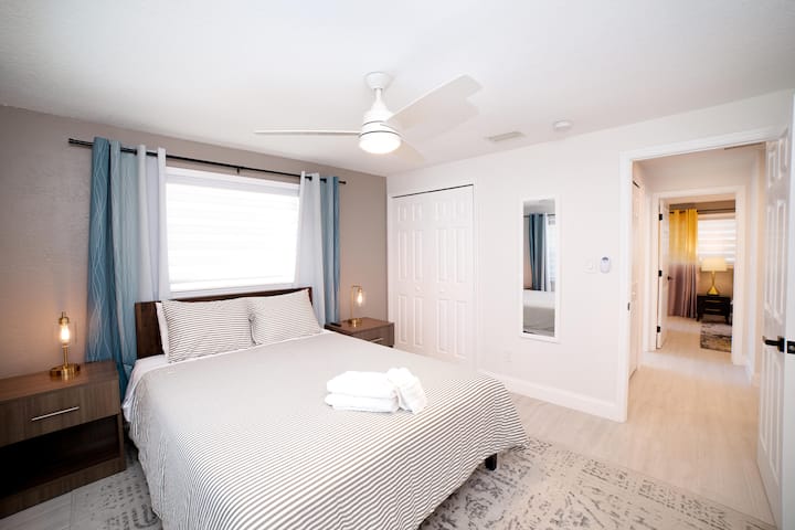 Spálňa č.3 s manželskou posteľou, šatník a 55-palcový televízor. 