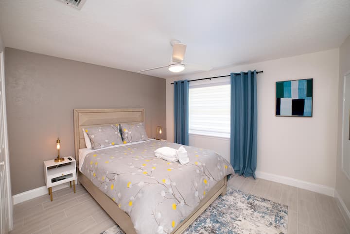 Spálňa č.2 priestranná menšia manželská posteľ, šatník a 55-palcový televízor. 