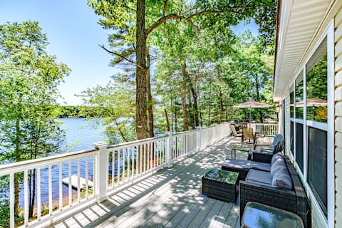 Remodeled Lakefront on Little Sebago w dock+kayaks