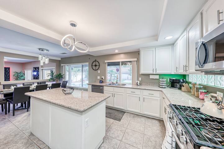 Luxury House Pool & Spa Game Room 5 min – LV STRIP gallery image 3