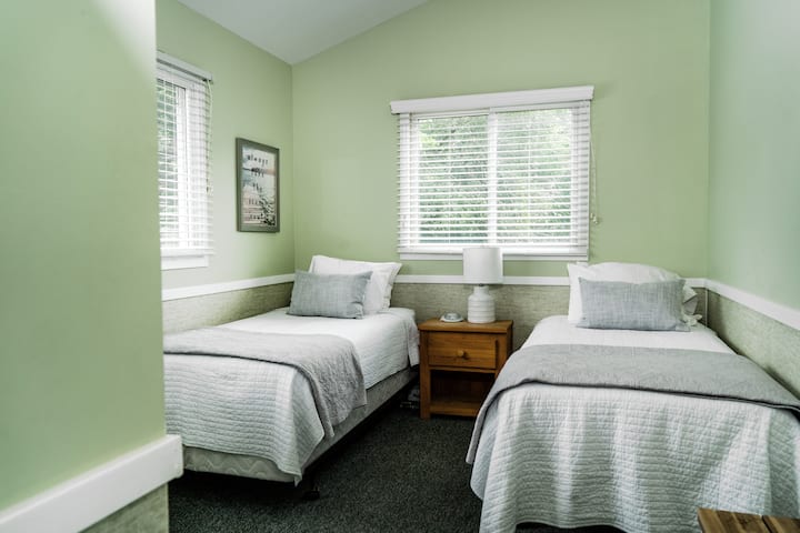 2nd floor double twin bedroom.