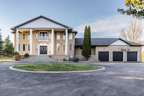 Luxury Castlemore Estate Spacious Lot With Parking