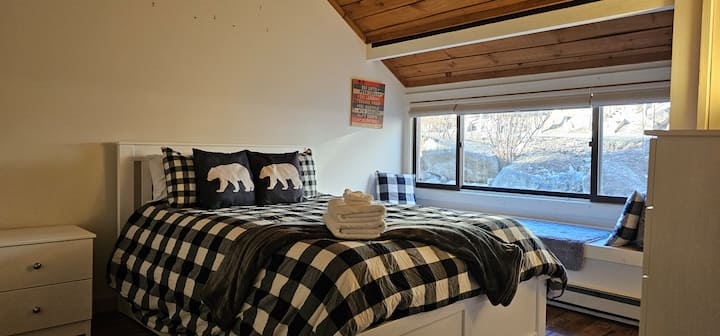 Dormitorio en la planta principal | Cama tamaño queen | Nido individual