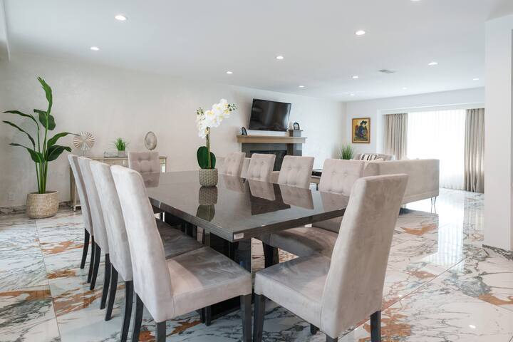 Serene Retreat: Pool, Luxury Living & Al Fresco gallery image 3