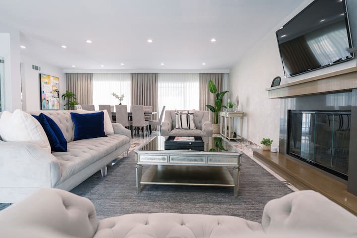 Serene Retreat: Pool, Luxury Living and Al Fresco