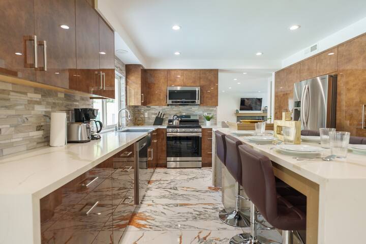 Serene Retreat: Pool, Luxury Living & Al Fresco gallery image 4