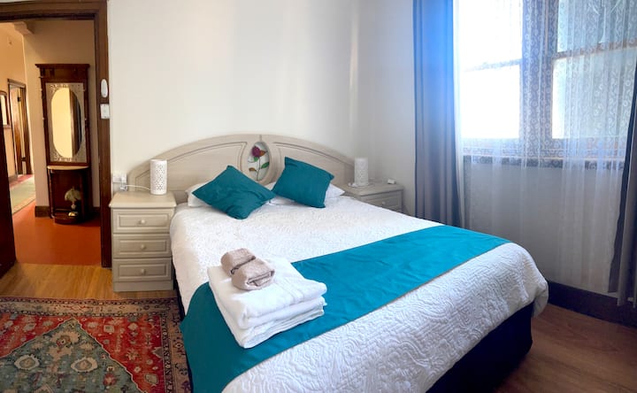 בחדר השינה הנוח השני יש מיטת יחיד נוספת ושולחן כתיבה גדול.  