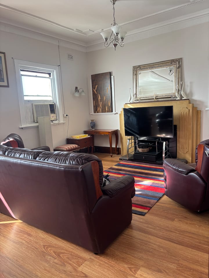 סלון גדול וחדר שינה חמישי במידת הצורך, בדומה לחדר סטודיו.