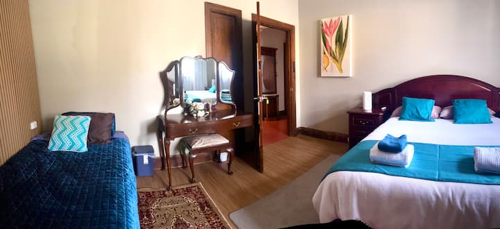 חדר שינה גדול עם מיטת קווין סייז ומיטת קינג סייז. יש הרבה מקום.