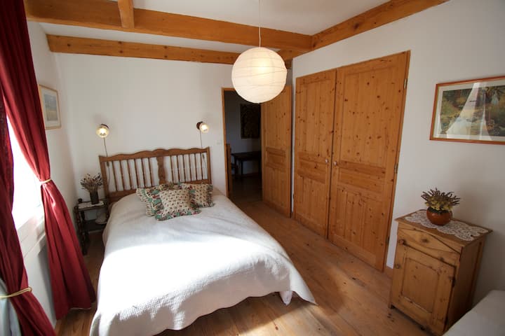 dormitorio con una cama doble y una cama individual