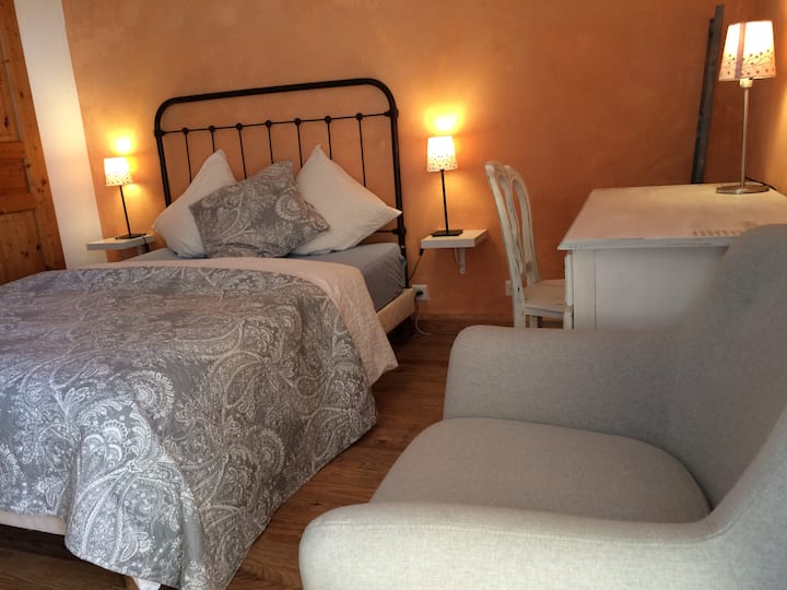 Dormitorio acogedor con balcón
