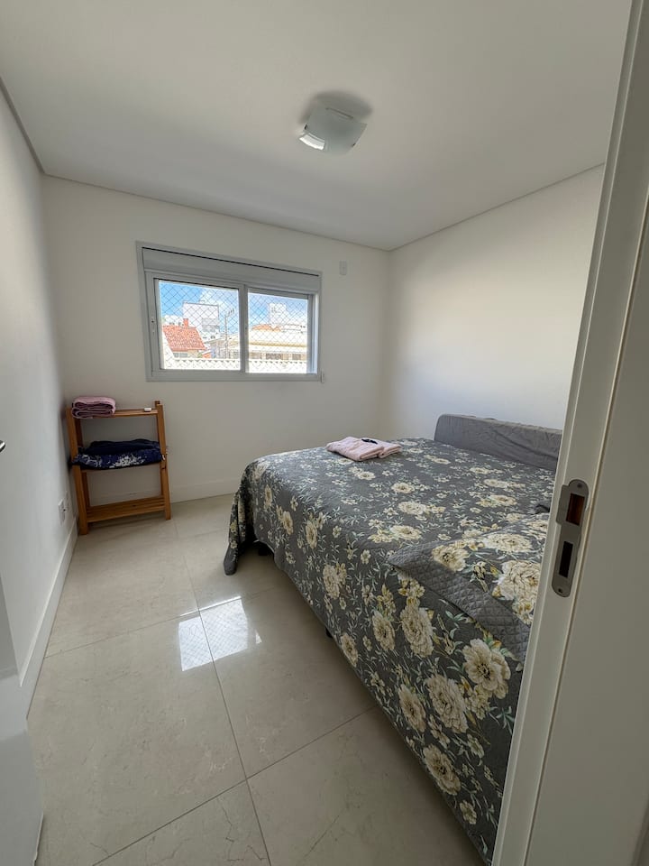 Habitación con aire acondicionado, obturador automático y cama tamaño queen.