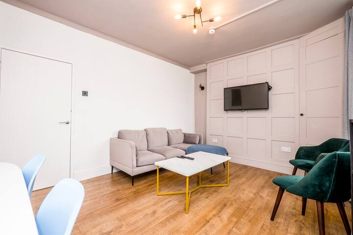 5-bed Home • Parking • Near Uni & Cardiff Access - South Wales