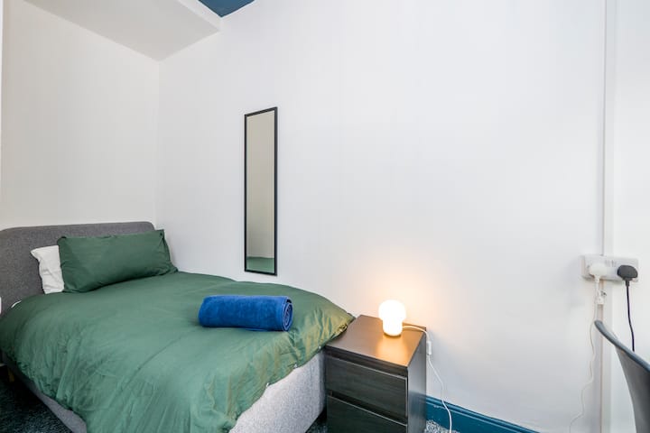 Еднокреветна соба со 5 спални соби 