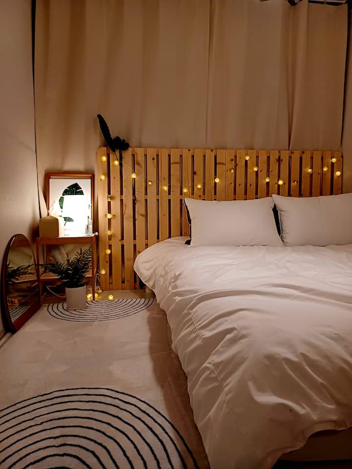 Este dormitorio se encuentra en una habitación pequeña.  Hay una cama tamaño queen disponible.