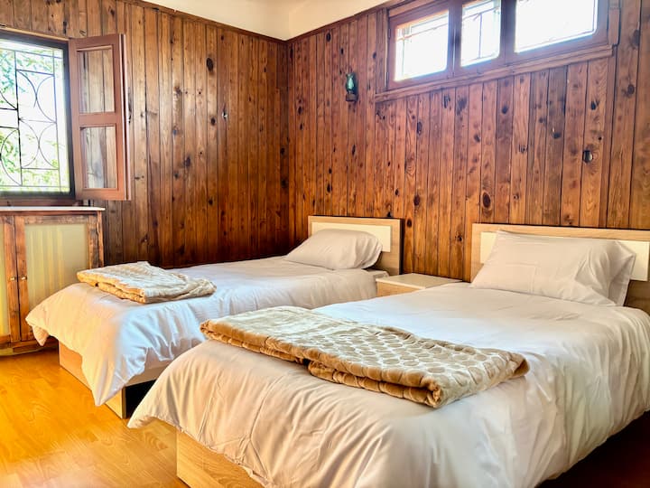 Ეს ორი ერთადგილიანი საწოლი რეგულირდება და ჩვენ შეგვიძლია უფრო ახლოს მოვაწყოთ ისინი ფართო ორადგილიანი საწოლის შესაქმნელად, რაც უზრუნველყოფს კომფორტულ და ინდივიდუალურ სტუმრობას. Ამას გარდა, მოთხოვნისამებრ, შეგვიძლია დავამატოთ ჩვილის საწოლი. 