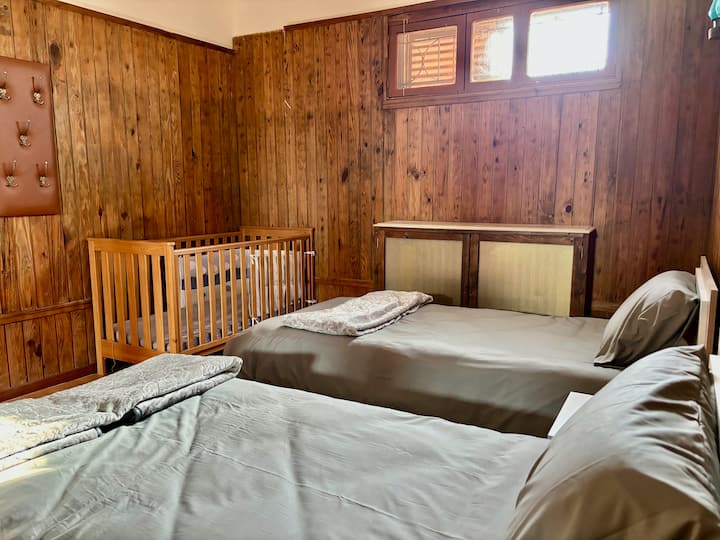 Ჩვილის საწოლი არასავალდებულოა და მისი წაშლა შესაძლებელია მოთხოვნისამებრ. Ამას გარდა, ორი ერთადგილიანი საწოლი რეგულირდება და ჩვენ შეგვიძლია უფრო ახლოს მოვაწყოთ ისინი ფართო ორადგილიანი საწოლის შესაქმნელად, რაც უზრუნველყოფს კომფორტულ და ინდივიდუალურ სტუმრობას.