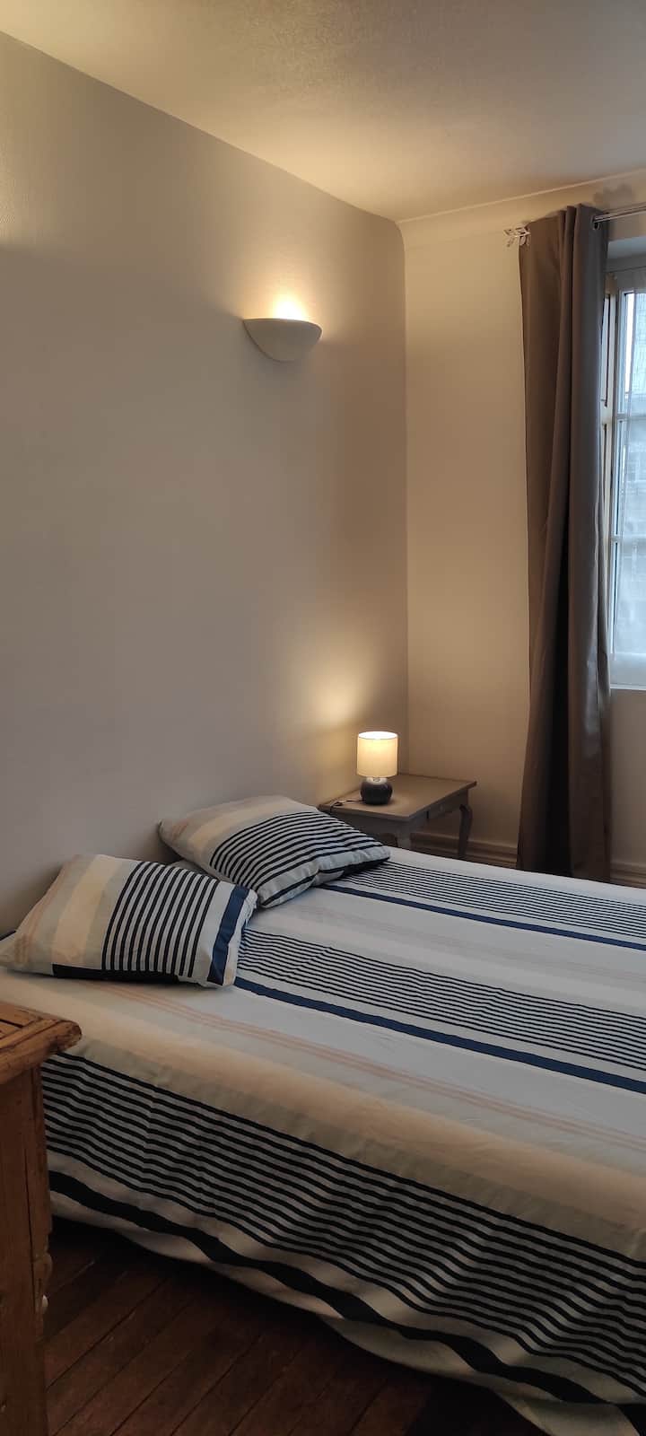 Agréable chambre au calme  (coté jardin)
 literie de qualité (160/200)
Un grand lit pour 2 personnes.