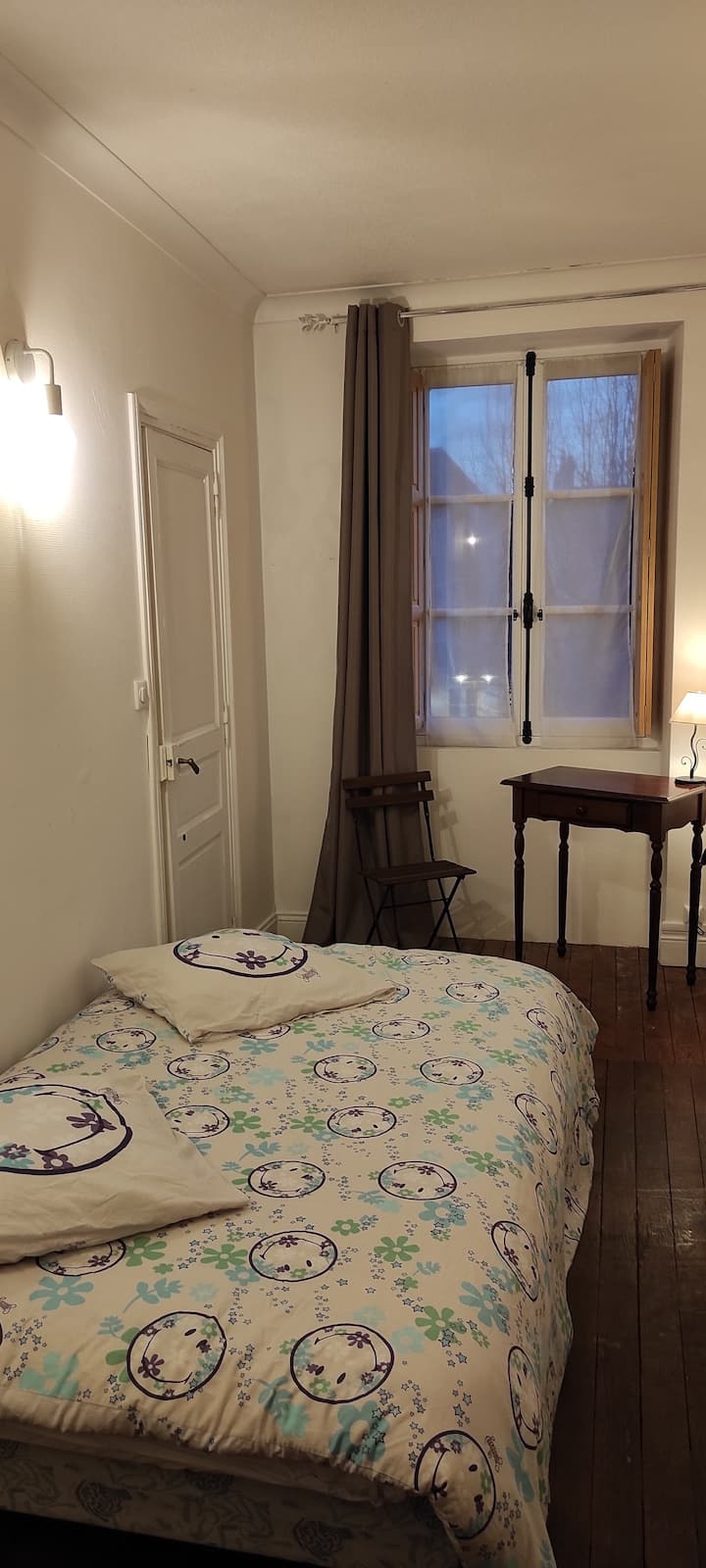 petite chambre côté jardin 

cette pièce est équipée d'un 1er lit "simple" de type "gigogne", permettant un 2eme lit "simple".
(idéal en appoint pour un court séjour)
on peut donc loger si besoin  2 personnes dans cette petite pièce.
idéal en