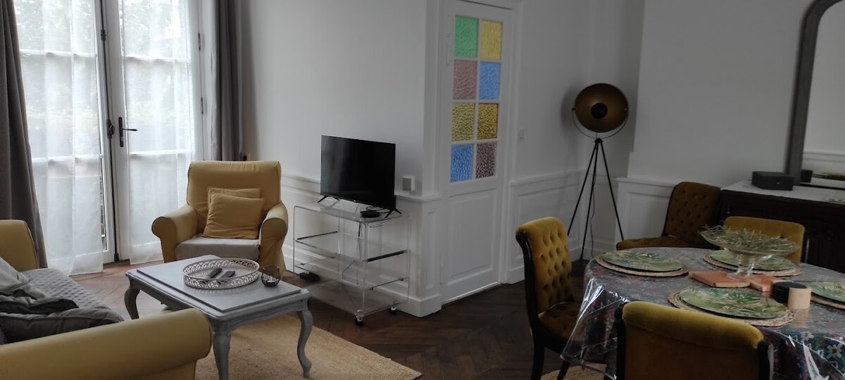 Annonce Airbnb populaire: the Logis des Arènes: "Les Dahlias" apartment à Le Mans