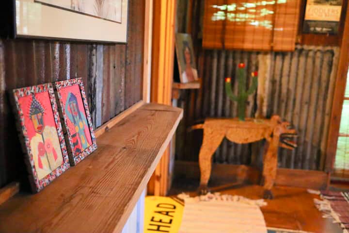 2BR Folk Art Barn Retreat – Creative Space w/ Soul