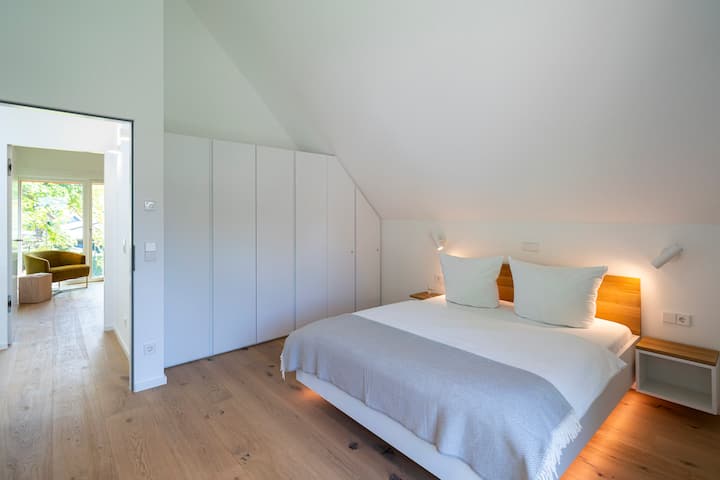 1er dormitorio en el piso superior con baño contiguo.