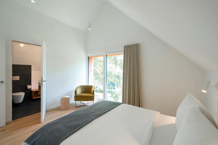 Segundo dormitorio en el piso superior con baño contiguo.