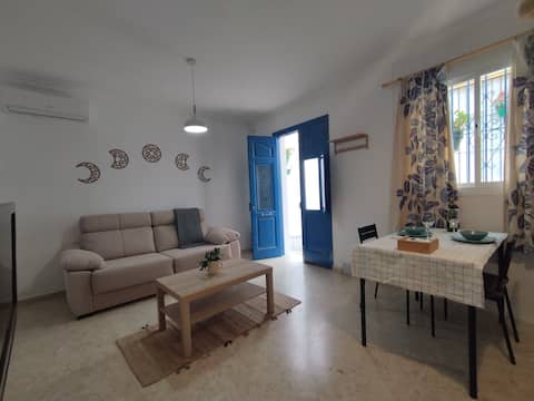 Anuncio de Airbnb popular: Casa Manuela. Downtown. Near the beach. With yard. en Estepona